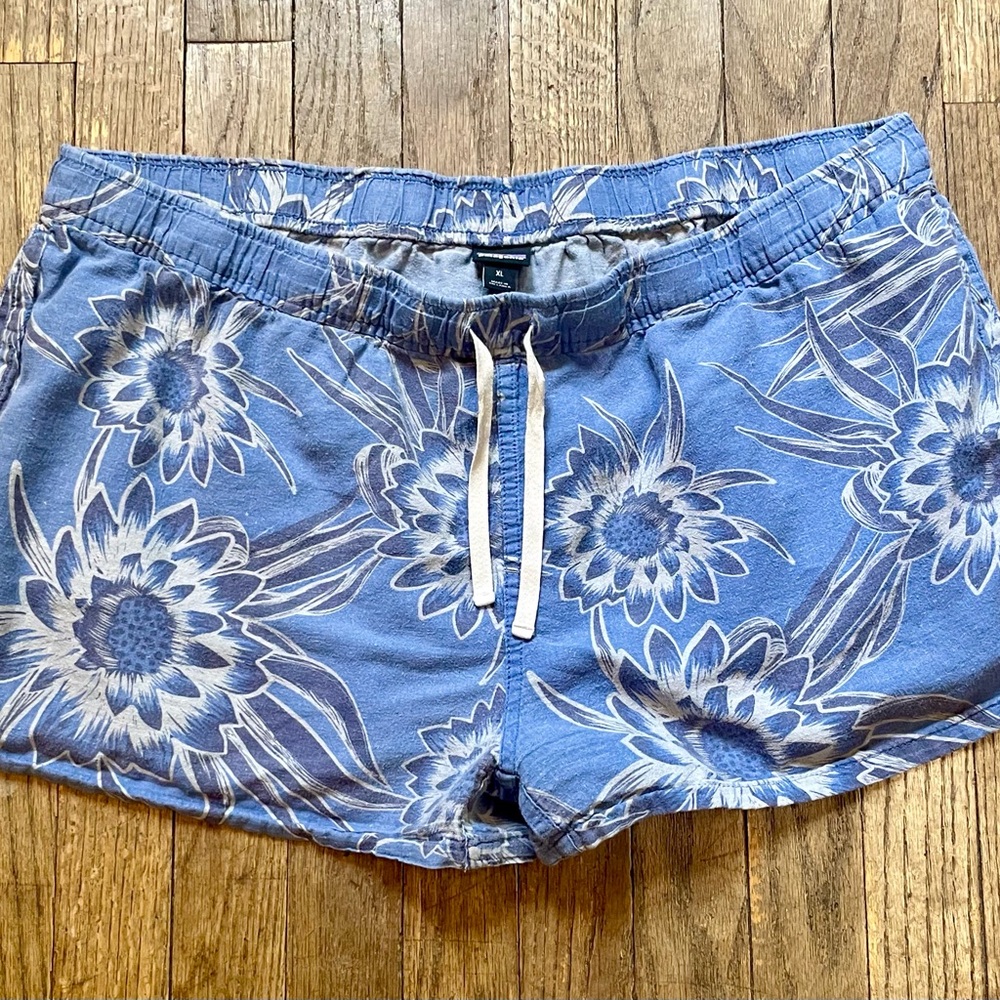 Patagonia Women’s Island Hemp Baggies Shorts in Floral Blue size XL